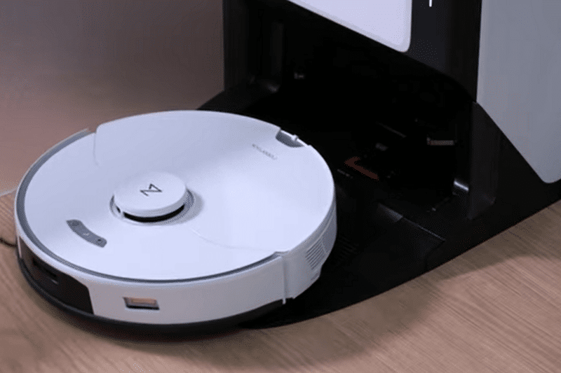 Der Roborock G10 dockt an der Reinigungsstation an.